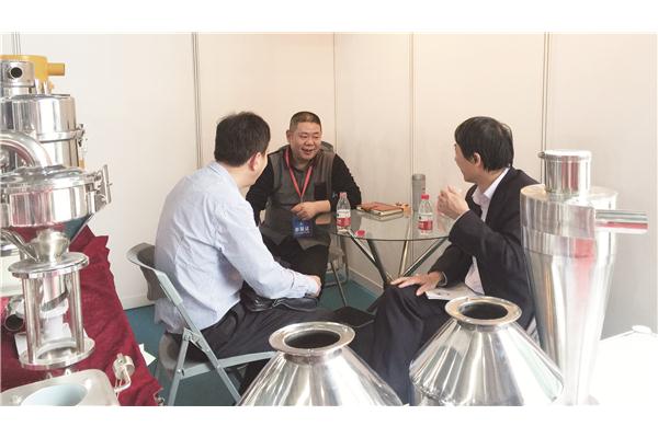 汕頭天泰鐘總(中間)