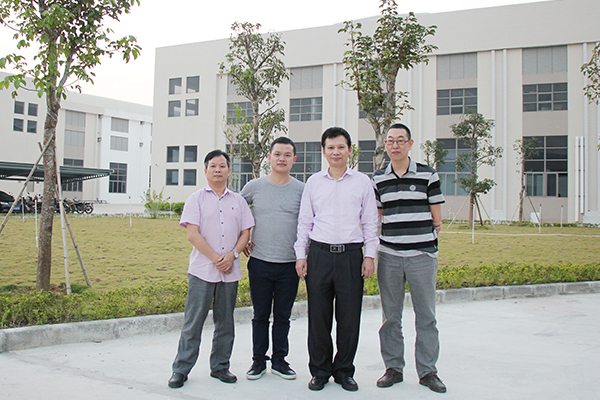 海外銷售總監(jiān)陳展雄(右一),總經(jīng)理萬(wàn)松洲先生(左三),國(guó)內(nèi)銷售副總涂鐘亮(左一)先生與本刊記者(左二)合影