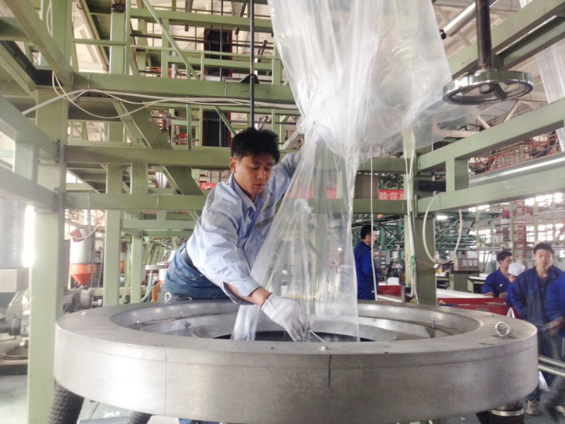 天業(yè)塑料舉辦弘揚&ldquo;工匠&rdquo;精神地膜吹塑工職業(yè)技能大賽--圖為主機手張國元在牽引膜泡