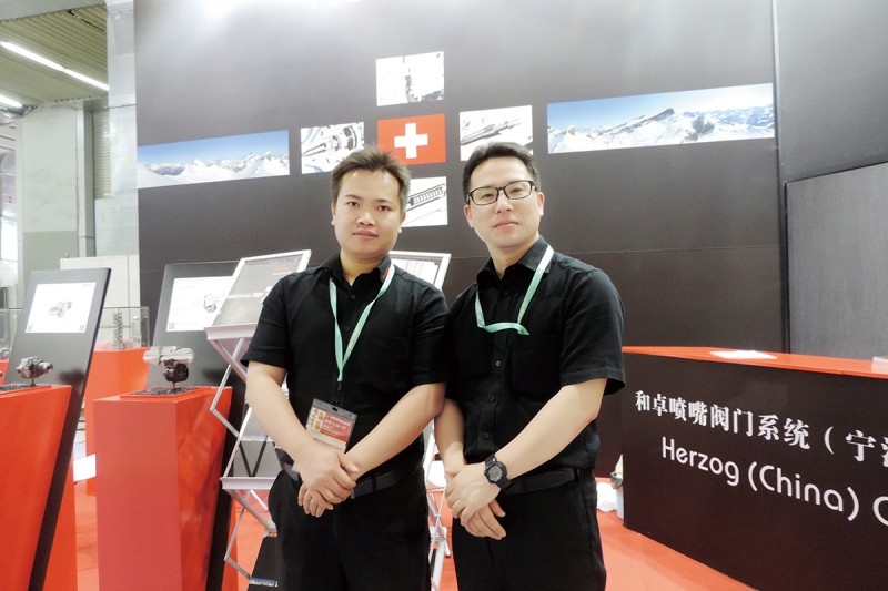 和卓銷售經理沈舟人(右)與林明先生(左)