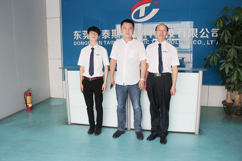 東莞市泰斯萊塑料科技有限公司總經理王明宇（中）與本刊記者合影