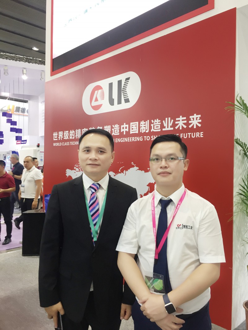 中山力勁總經理謝曉斯(左)與本刊記者合影