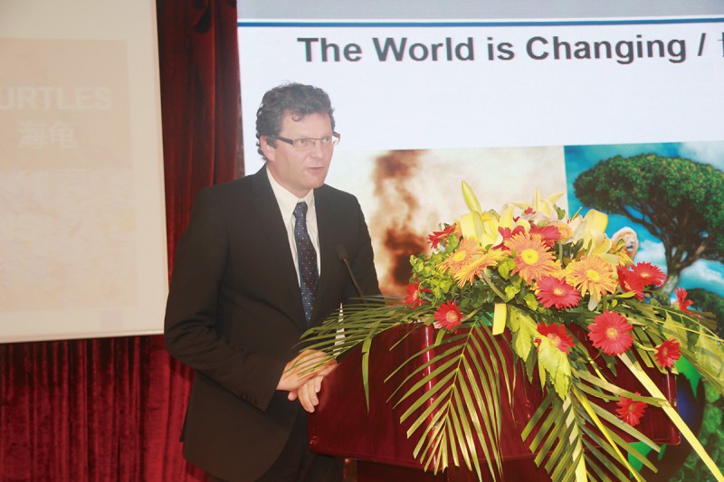 8.德國(guó)布魯克納機(jī)械股份有限公司銷(xiāo)售總監(jiān)裴瑞樂(lè)作“包裝膜生產(chǎn)的極高效率,特殊膜生產(chǎn)的先進(jìn)技術(shù)”的發(fā)言