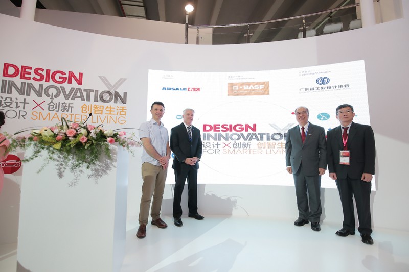 國際知名設計師、材料專家-Chris--Lefteri-,-巴斯夫特性材料部亞太區全球高級副總裁鮑磊偉,-雅式展覽服務有限公司董事長朱裕倫先生,廣東省塑料工業協會會長符岸。1