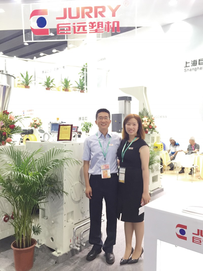 上海巨遠塑料機械秦總與秦超(右)合照