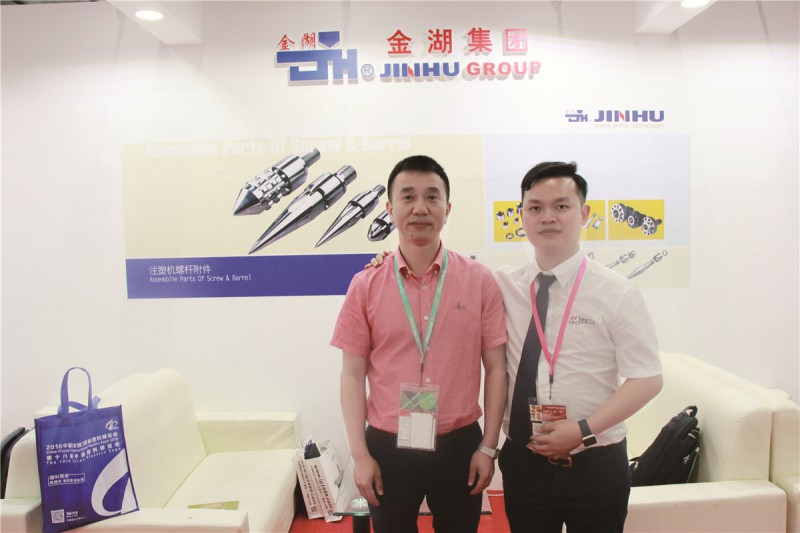 浙江金湖董事長鄔光軍(左)與本刊記者合影