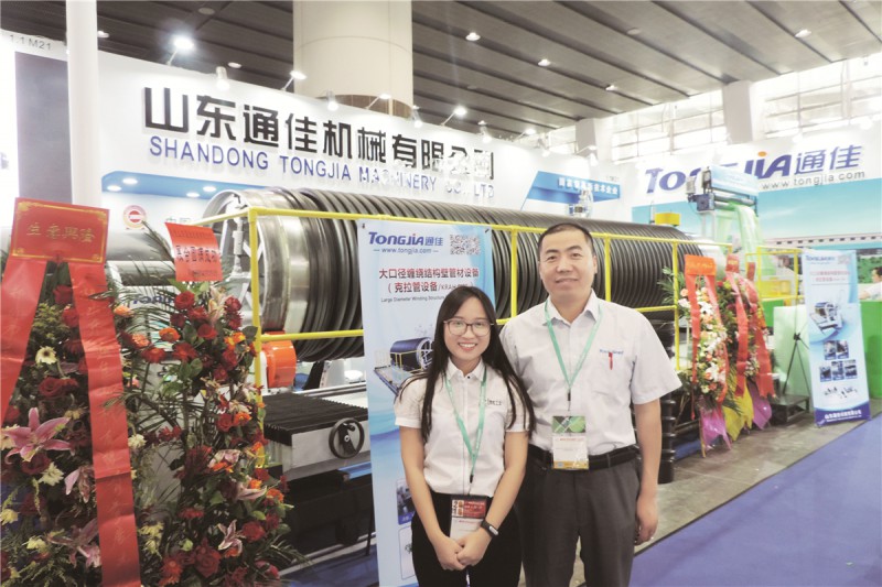 山東通佳營銷總監任貽旺(右)與本刊記者