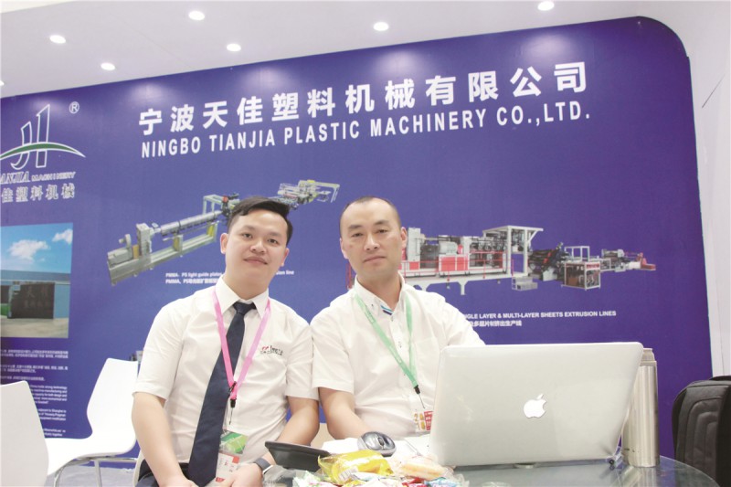 天佳公司總經理蔣柳波(右)與本刊記者