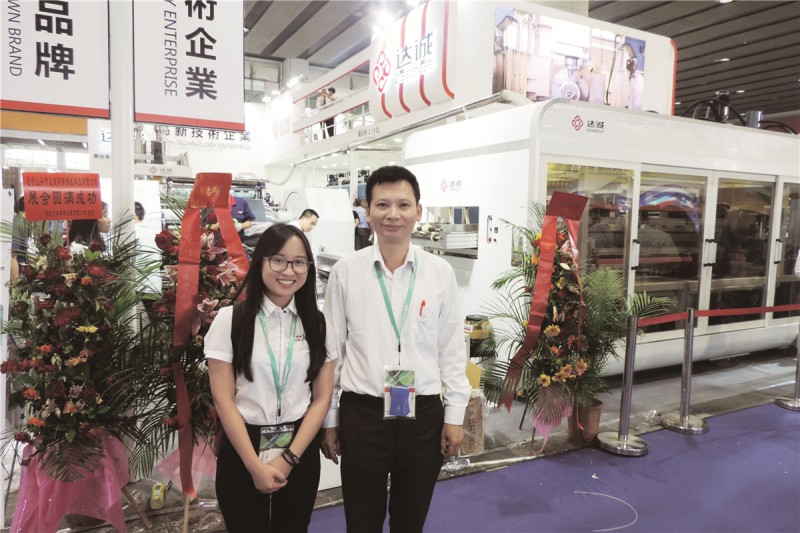 廣東達誠總經理萬松洲(右)與本刊記者