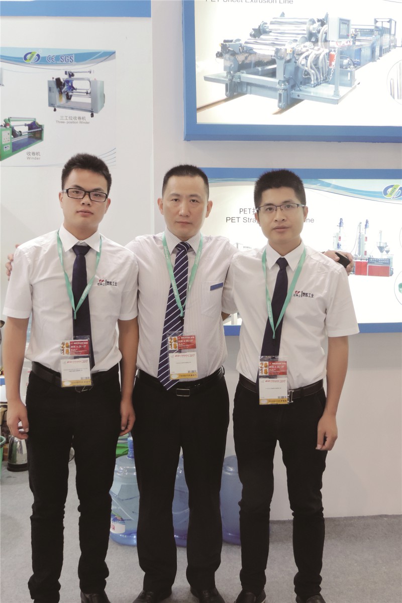 張家港市帝達總經理朱強(中)與本刊記者合影