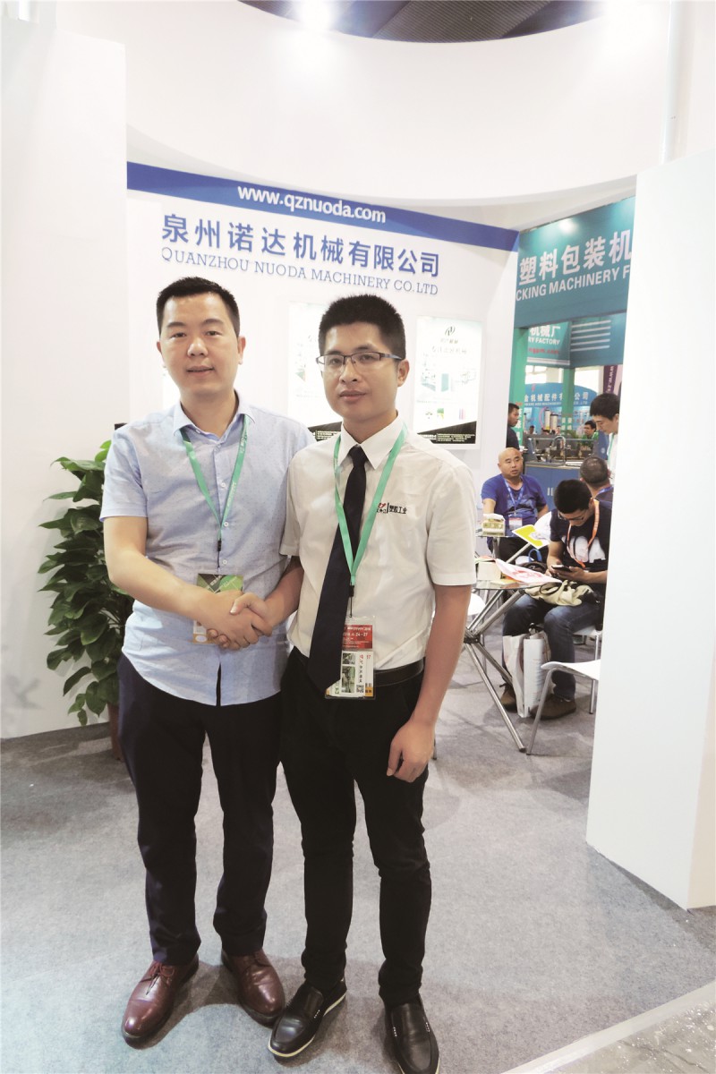 泉州諾達總經理龍學兵(左)與本刊記者