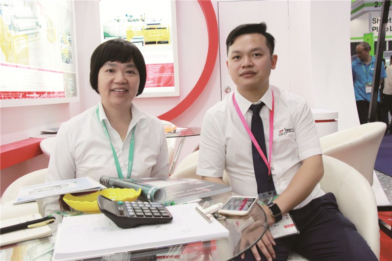 南通三信總經理姜友琴(左)與本刊記者合影