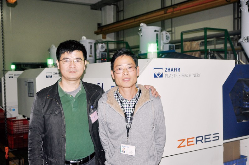 廈門松霖衛浴有限公司劉仰旺經理(右)與記者合影