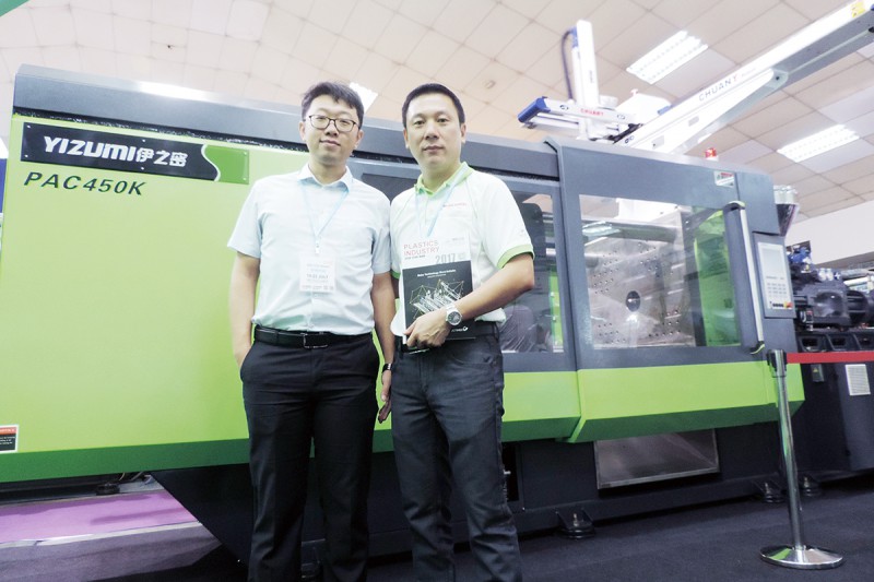 伊之密外貿部何經理(左)