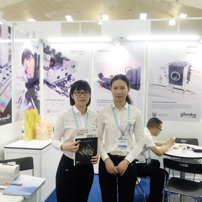 精誠模具唐小姐(左)