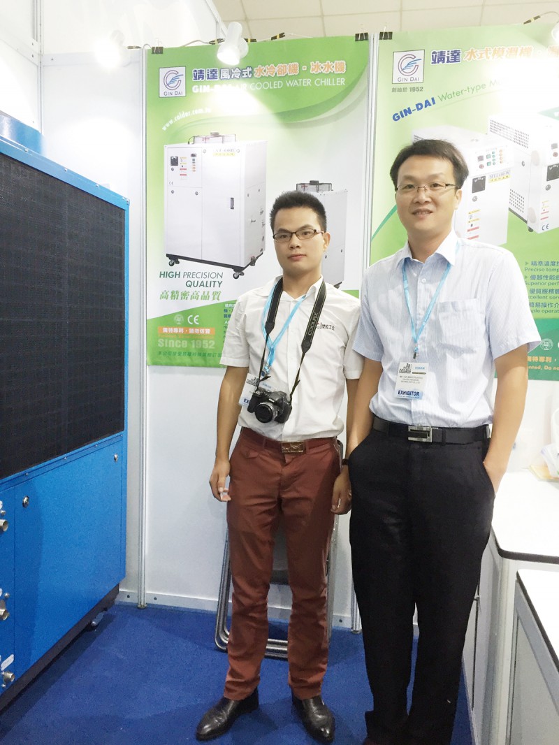 臺灣靖達外貿部謝經理(右)