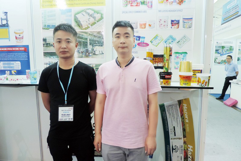 威士達外貿部張經理(右)