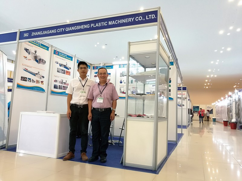 強生機械總經理吳利忠(右)