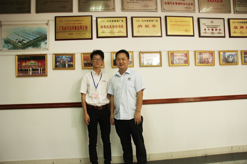 法拉達汽車散熱器有限公司外銷科長鐘新春(左)與本刊記者合影-(2)