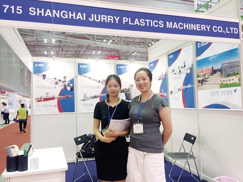 巨遠秦超(右)與同事合影