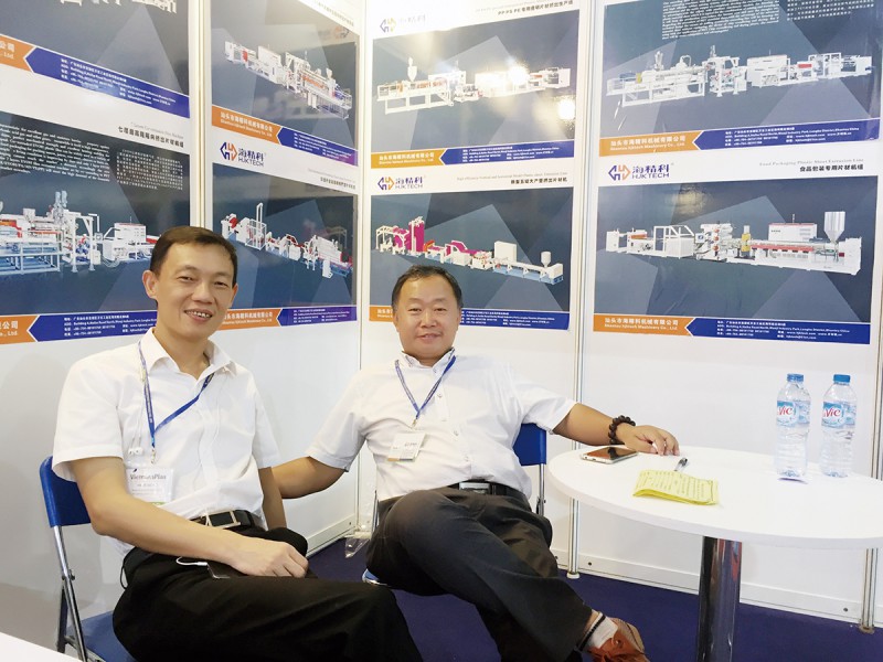 海精科總經理吳文暉(右)與朋友合影