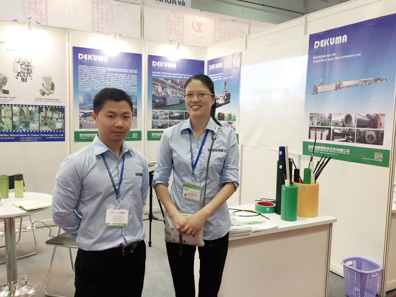 德科摩海外銷售工程師郭銳(左)與同事合影