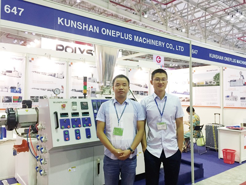 加一精工總經理葉志勇-(左)與同事許坤合影