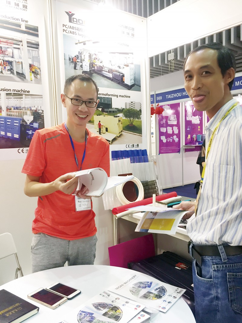 東莞耀安海外部譚先生(左)正在與客戶洽談-