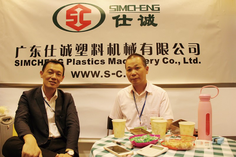 仕誠黃衛揚(右)與客戶合影