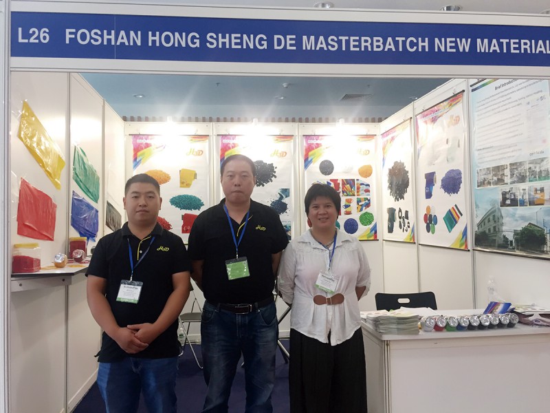 佛山弘盛德經理趙順龍(中)與兩位同事合影-