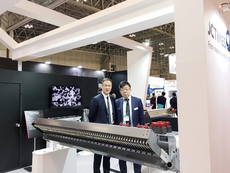 精誠模具-董事長-梁斌-(左)與日本負責人合影