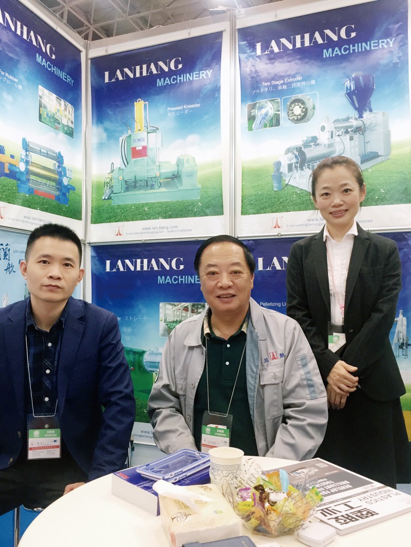 蘭航機械董事長黃先生(中)、總經理黃小燕(右)與副總經理戴胄(左)合影-