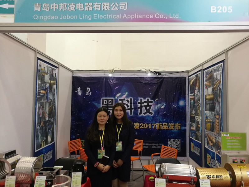 中邦凌銷售經(jīng)理陳修英(左)與同事