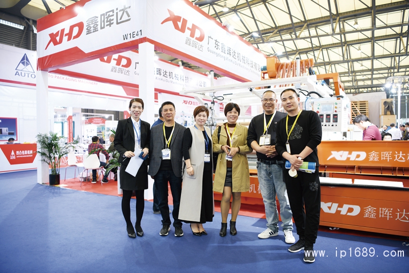 鑫暉達總經理徐鳳春(左三)與友人合影