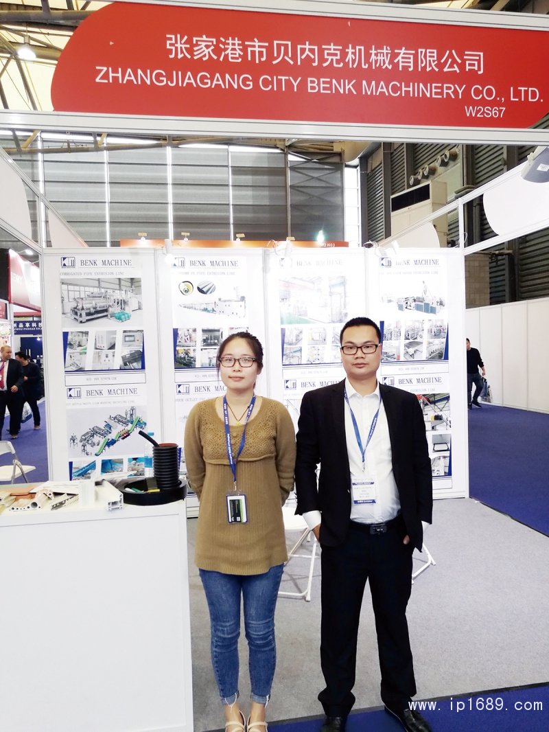 貝內克機械魏良柱經理(右)