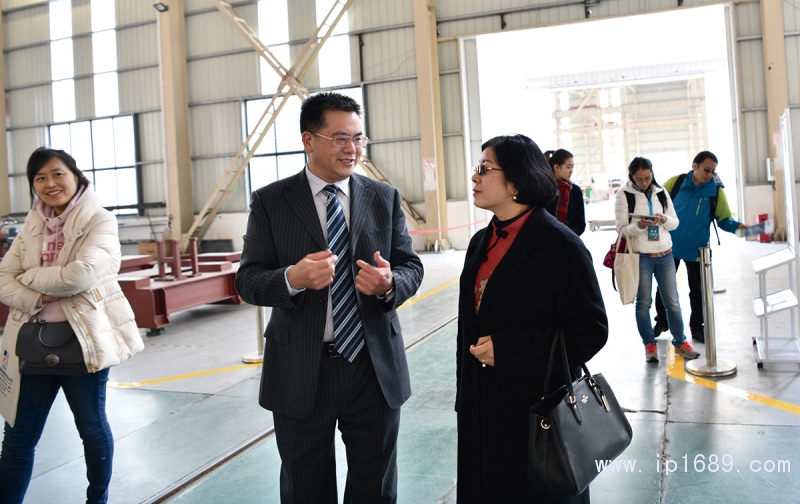 金緯機械董事何海波先生向機械協會常務副會長兼秘書長粟東平女士介紹金緯的發展