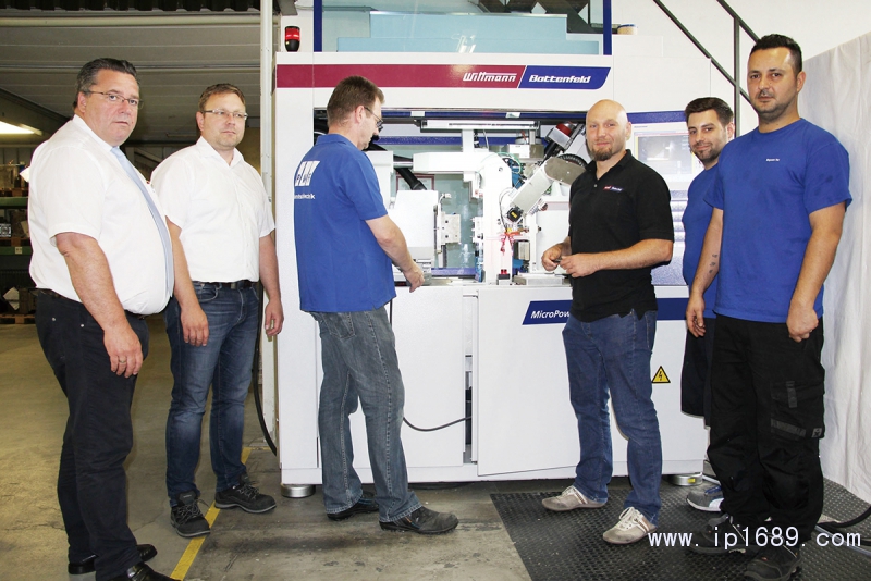 左起：威猛巴頓菲爾銷售Frank-Siegers、PWF的總經理Mathias-Wernicke與威猛巴頓菲爾的Martin-Hirschenauer和PWF的員工在培訓期間站在新安裝的MicroPower-15注塑機前合影