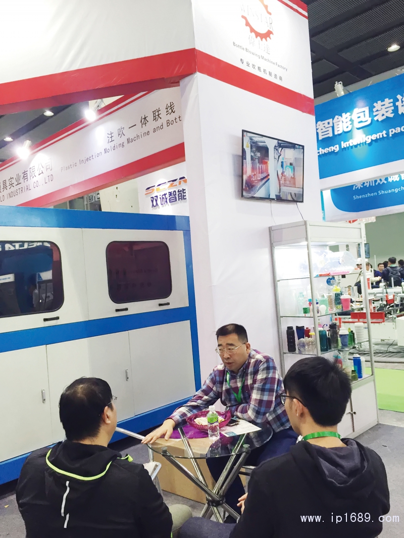 東莞市偉士達模具實業有限公司總經理廖瑋(中)