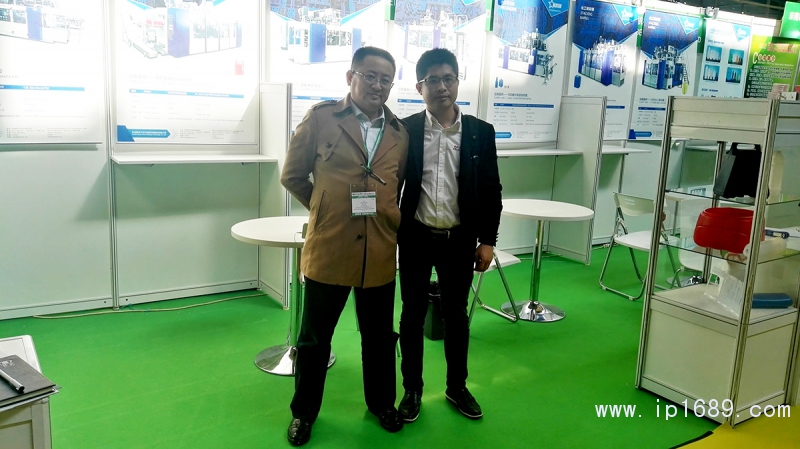 蘇州星貝爾中空成型設備有限公司銷售部長江衛兵(左)與本刊工作人員合影