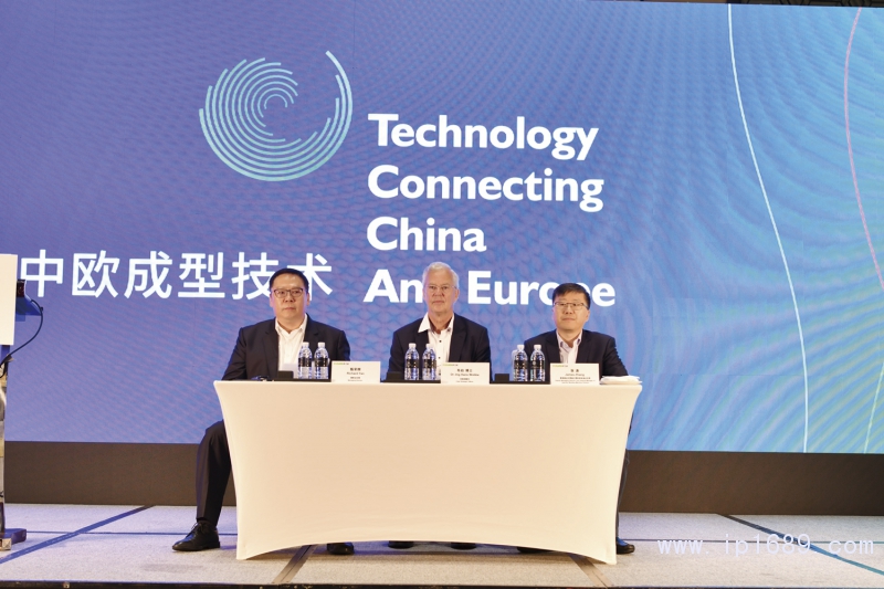 伊之密發言董事總經理甄榮輝(左)首席戰略官韋伯博士（中）-注塑機事業部總經理張濤（右）