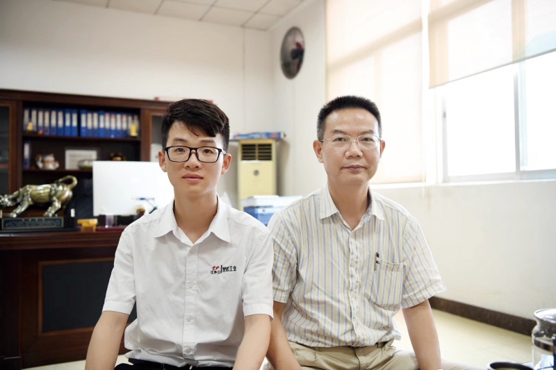 李代珍(右)與記者合影