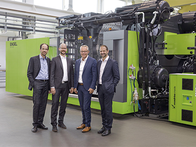 從左到右：Norbert-M&uuml;筶博士(恩格爾輕質復合材料技術中心)、Michael-Emonts博士（亞琛工業大學一體化輕量化生產中心常務事）、Rolf-Sa&szlig;(恩格爾德國有限公司)和Christoph-Steger博士(恩格爾控股)