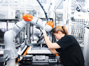 KUKA 120：賦能環境感知  鋪路人機協作