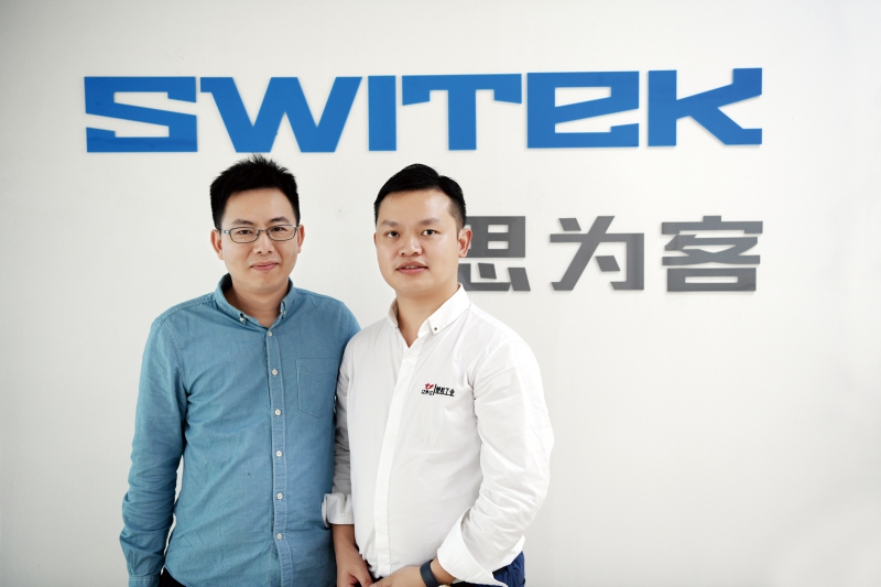 思為客廠長李炎球(左)與本刊記者徐森合影-(2)