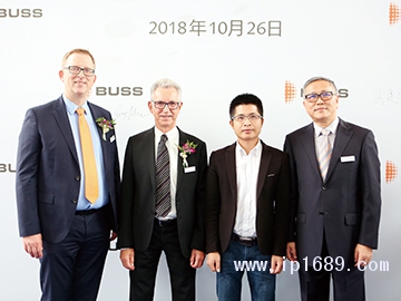 本刊記者陳陸鋒(右二)與總經(jīng)理高寶榮(右一)及其它領(lǐng)導(dǎo)合影。