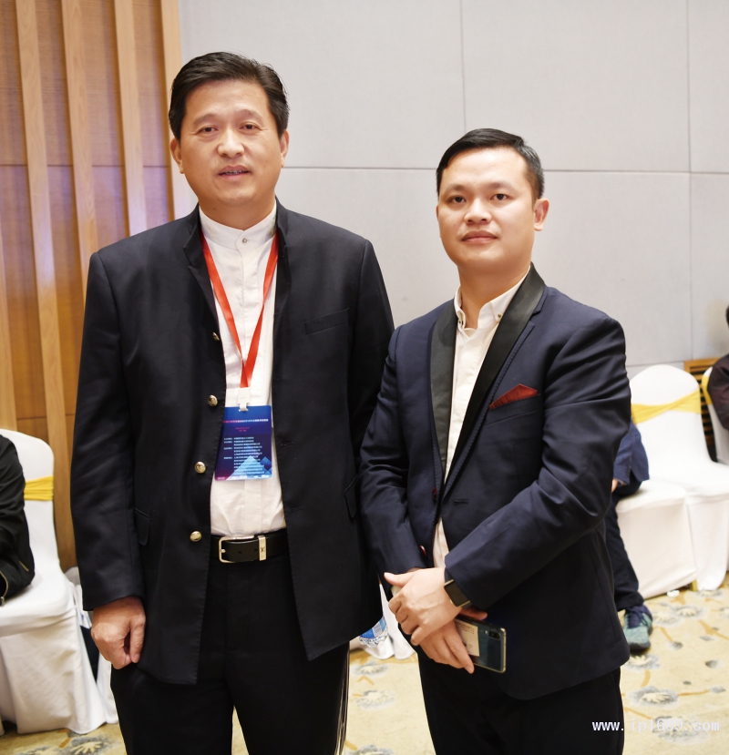 蘇州奧凱股份總經理朱山寶(左)與本刊記者徐森合影