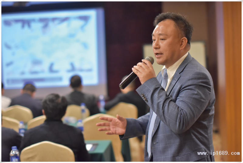 順德考特斯CEO陳俊添先生（圖一）與考特斯德國總部銷售總監Alain-Cappelle（圖二）致歡迎辭及作公司介紹：擁有80多年歷史的考特斯是全球第一家生產商用擠出吹塑成型機的制造商，也是世界最大的擠出吹塑成型機械設備供應商之一。-(1)