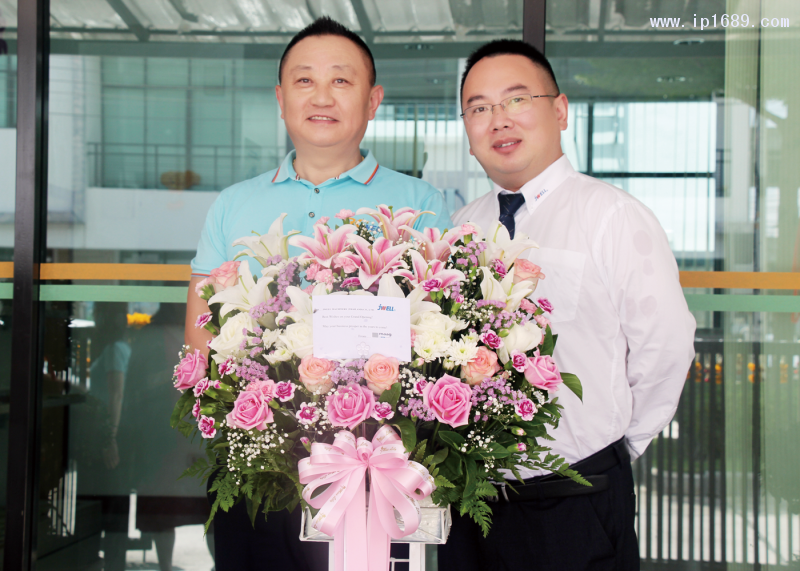 貝克威爾總經(jīng)理梁瑞強(qiáng)(左)與上海金緯總經(jīng)理王亮(右)