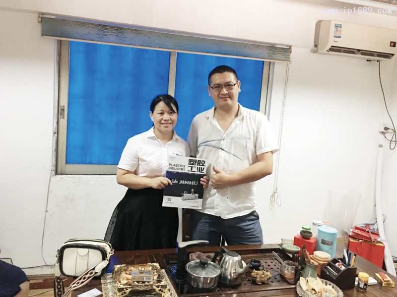 東莞思創塑膠有限公司副總經理周洋（右）