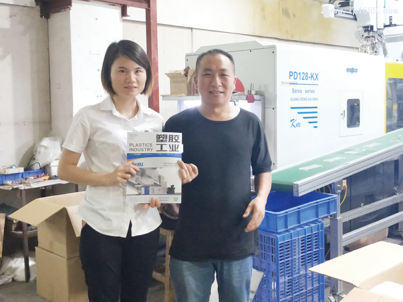 啟航塑料制品有限公司董事長周發(fā)國(右)